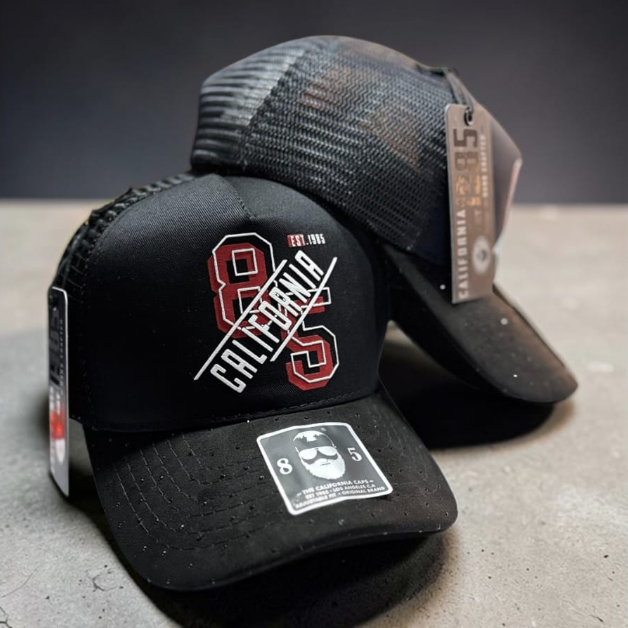 California Caps 85 Bordado Rojo Negro - Trucker
