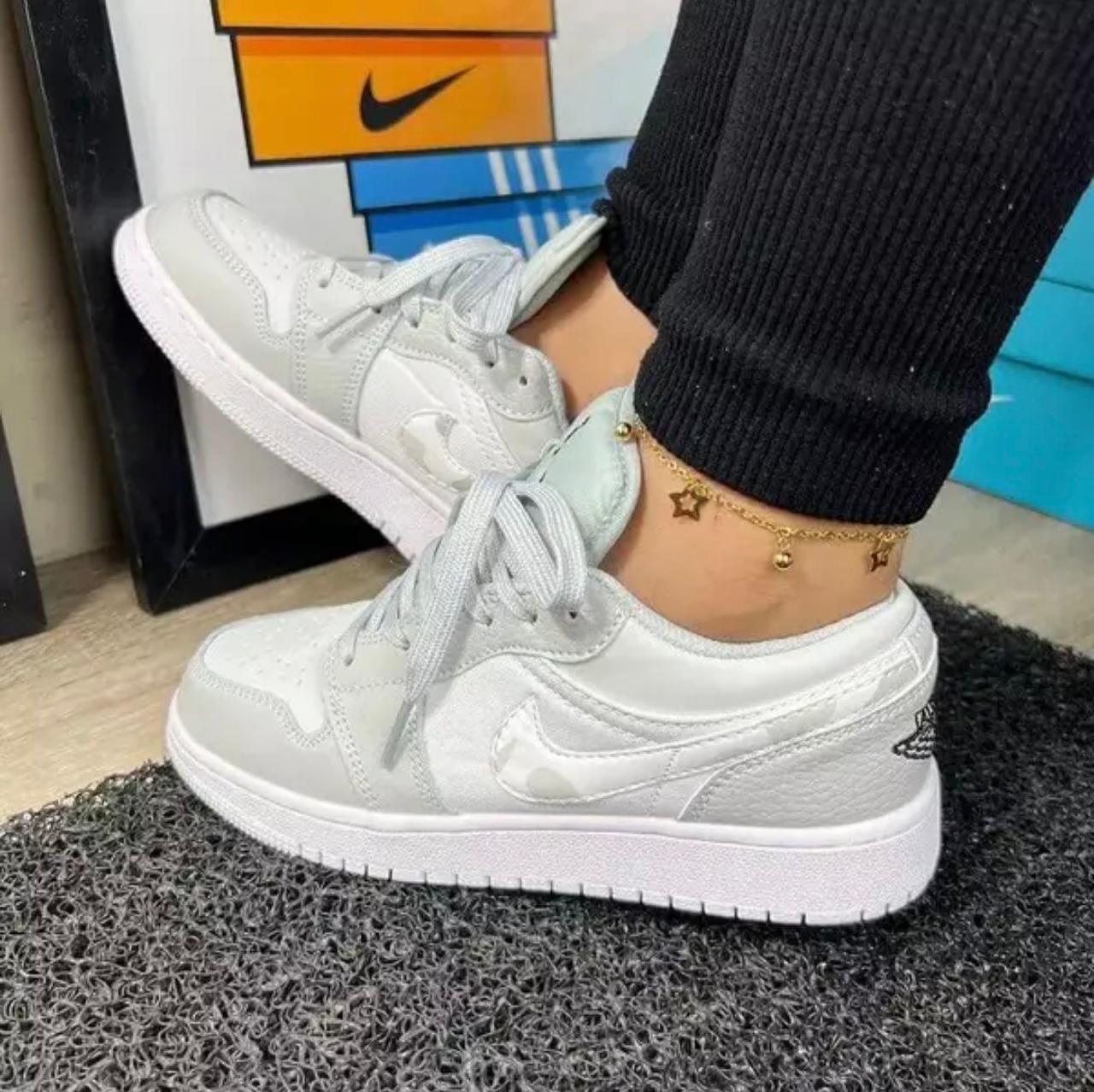 Air Jordan 1 Low Gris Perla Mujer